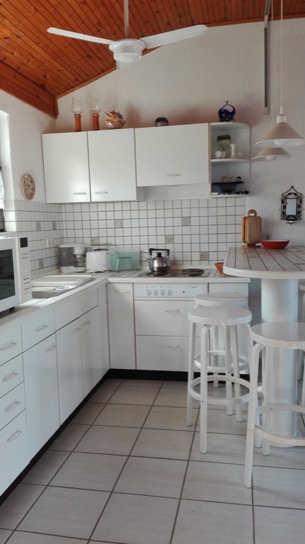 Blick vom Flur in den Küchenbereich