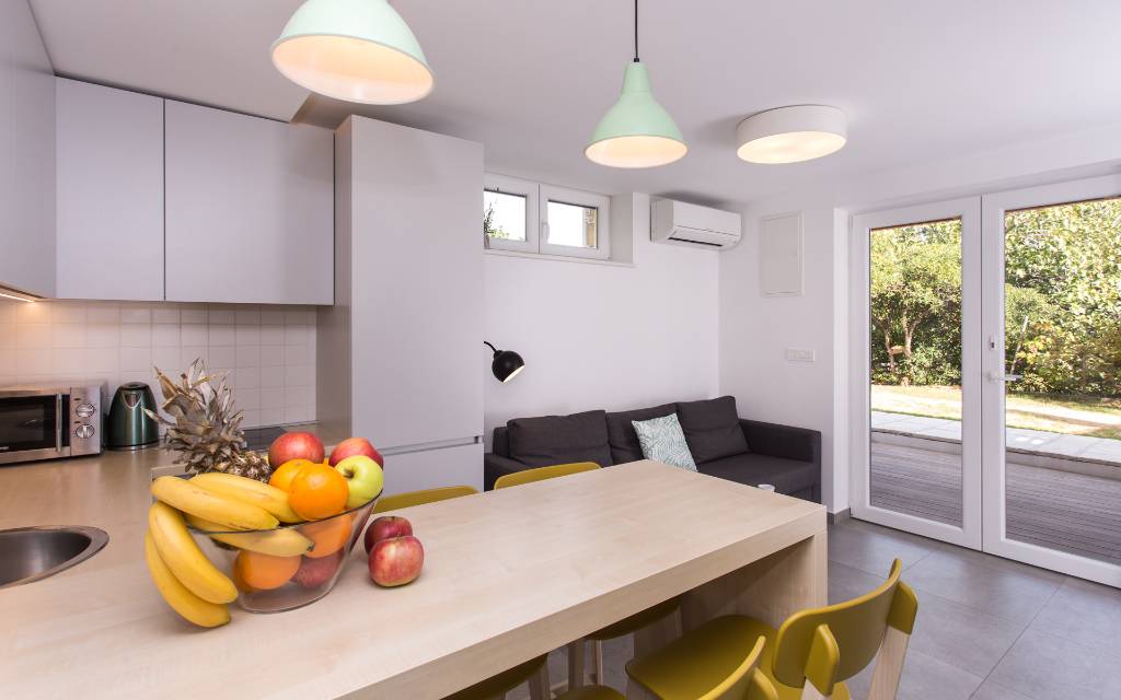 Wohnzimmer und Küche - Ferienwohnung Karla (A4+2)