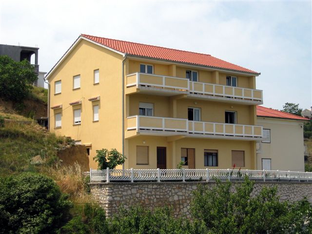 DER SEPARATE EINGANG ZU DEN FERINENWOHNUNGEN