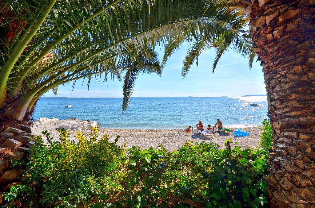 Blick auf den Strand und das Meer aus dem Garten