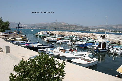 Der kleine Hafen für Boot