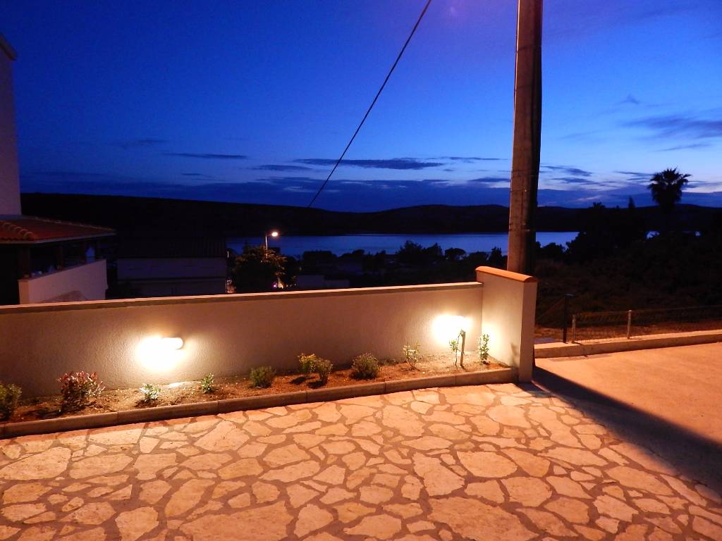 Grundstücksfläche am Abend