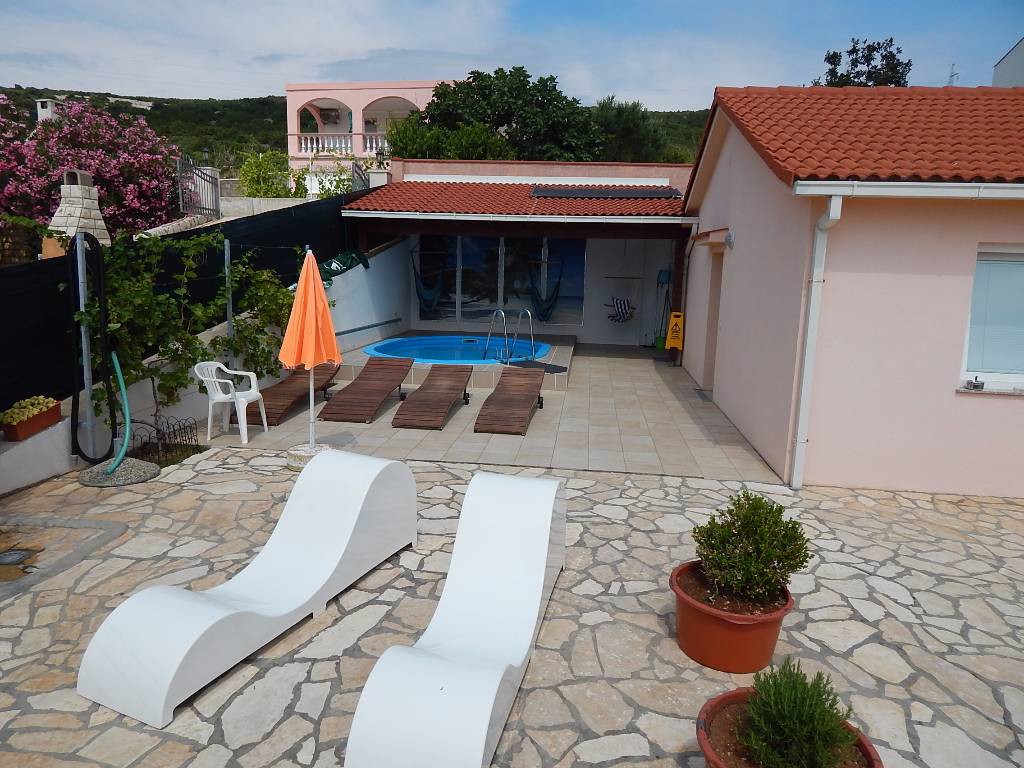 Der Pool und Liegestühle