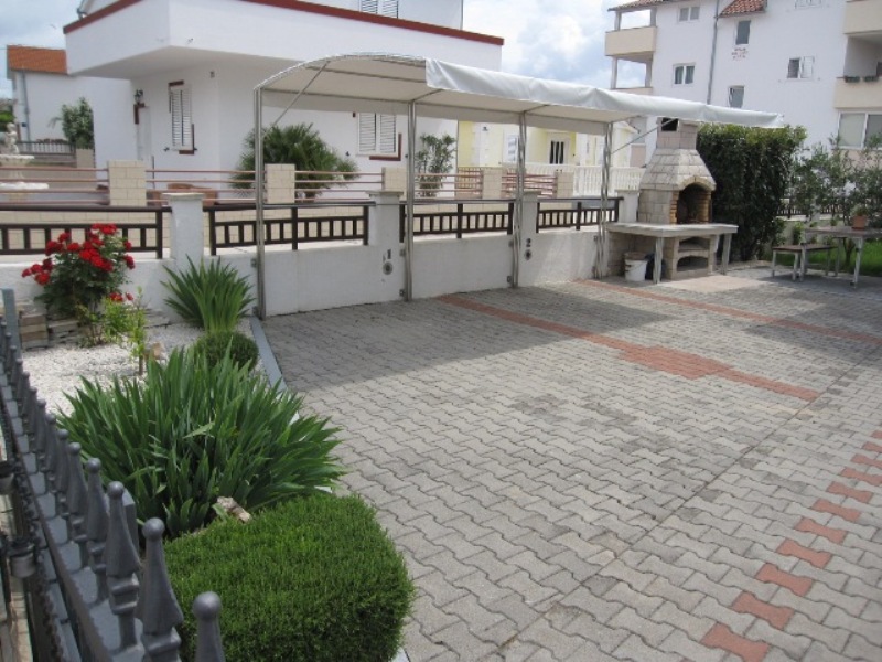 Natkrivljeni i ograđeni Parkplatz